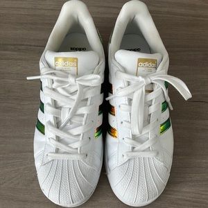 Adidas superstar sneaker size 5 like new